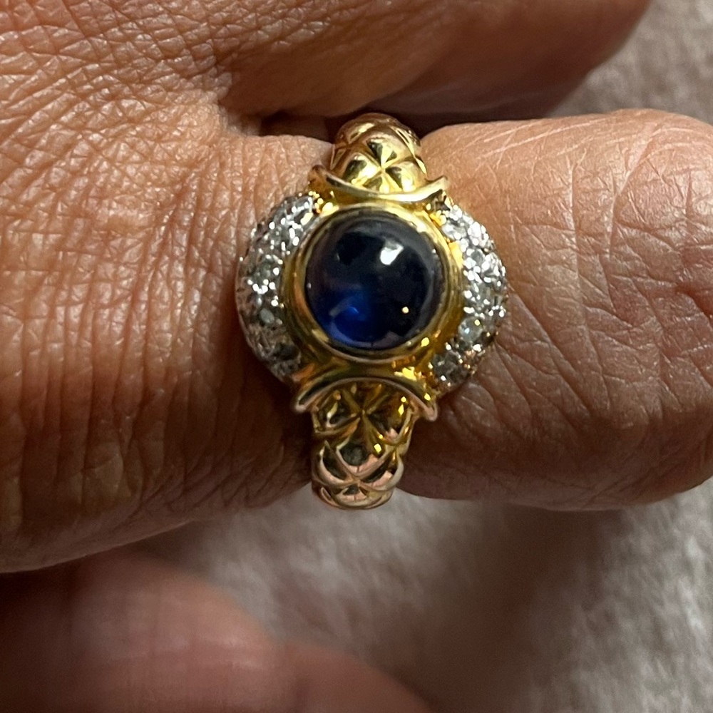 Beautiful and Authentic Big Sapphire & 20 Diamonds Ring 18k gold with engraved